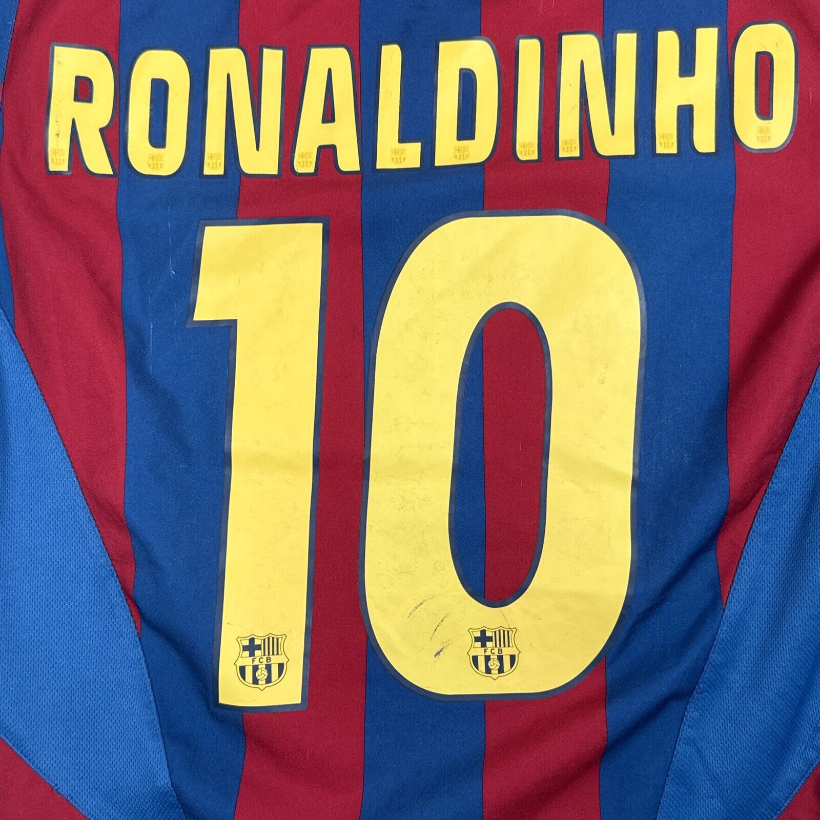 RONALDINHO 10 Barcelona 2005/2006 Home Football Shirt Men’s Medium - Football Shirt Kingdom