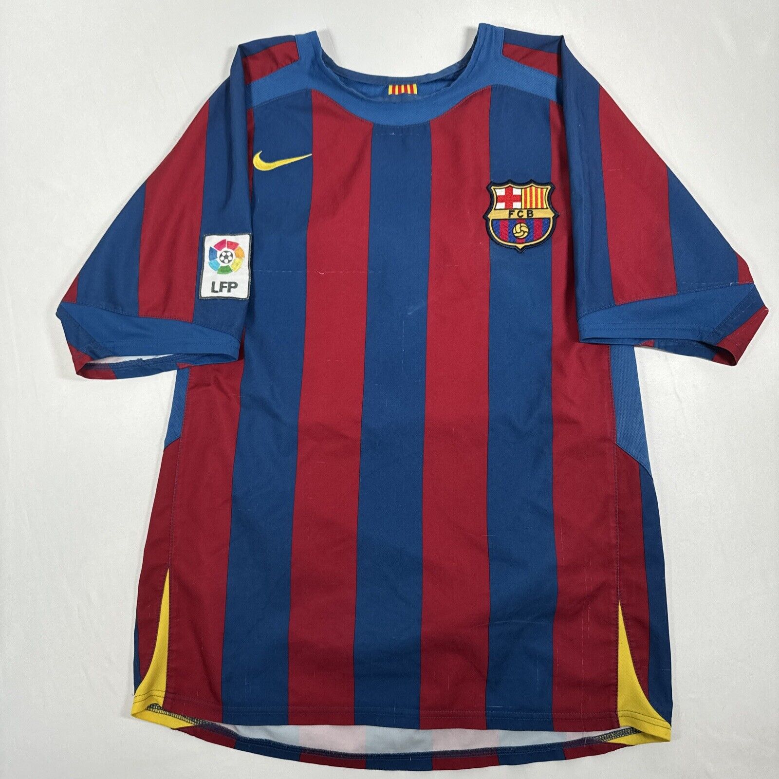 ronaldinho 10 barcelona 2005 2006 home football shirt men s medium4