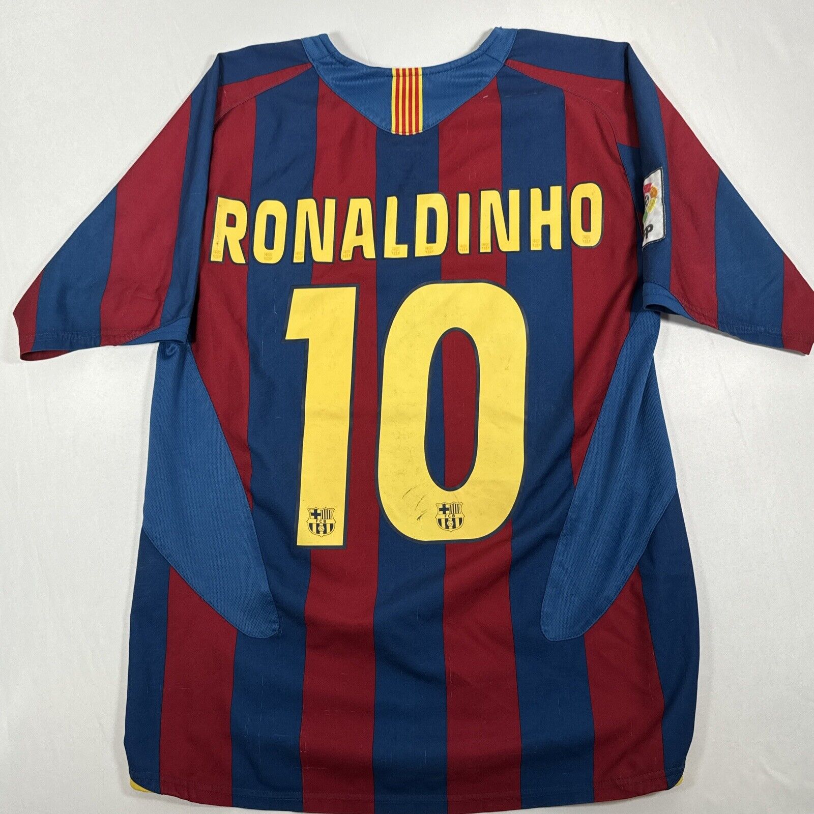 ronaldinho 10 barcelona 2005 2006 home football shirt men s medium3