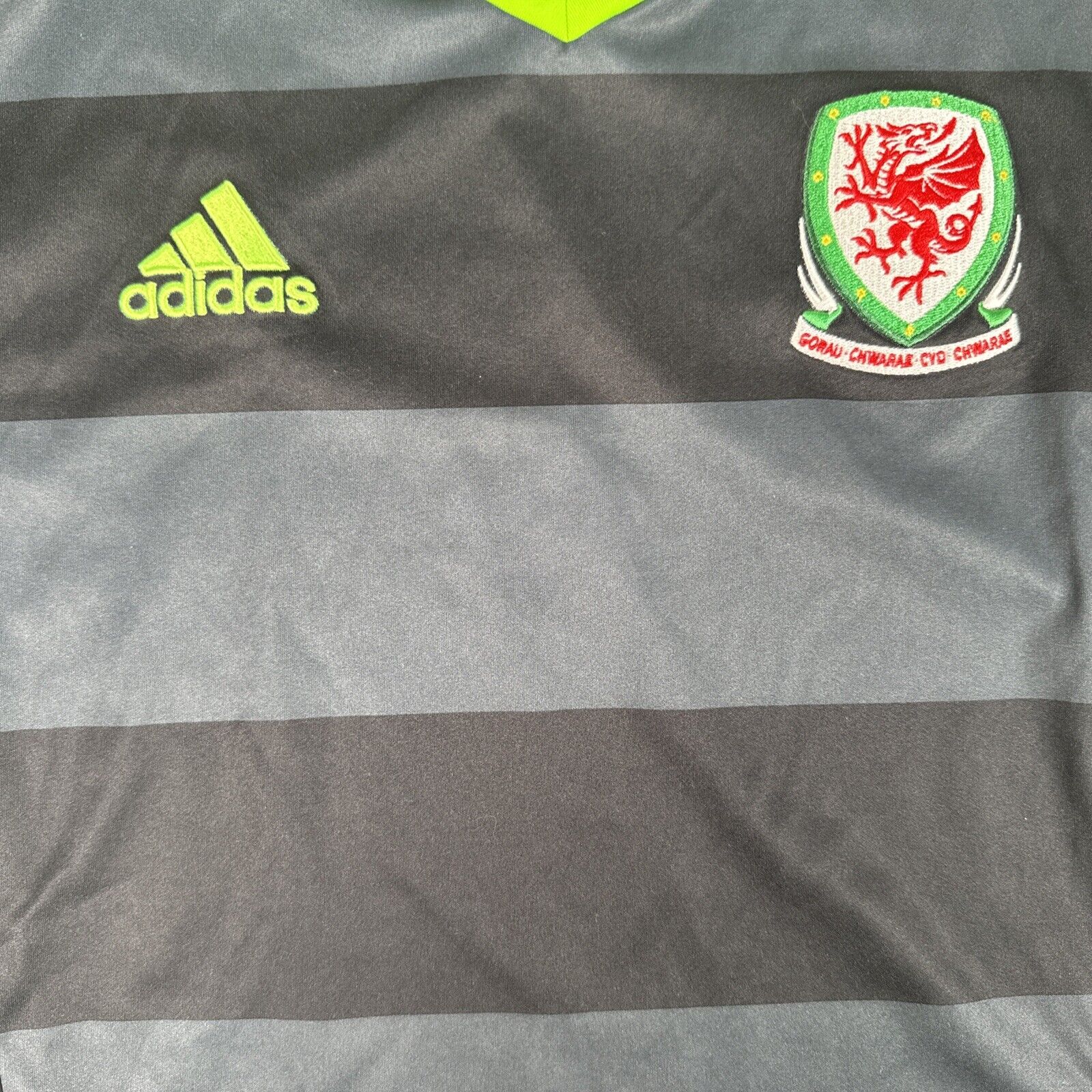 Wales 2016/2017/2018 Away Football Shirt  Men’s Small - Football Shirt Kingdom
