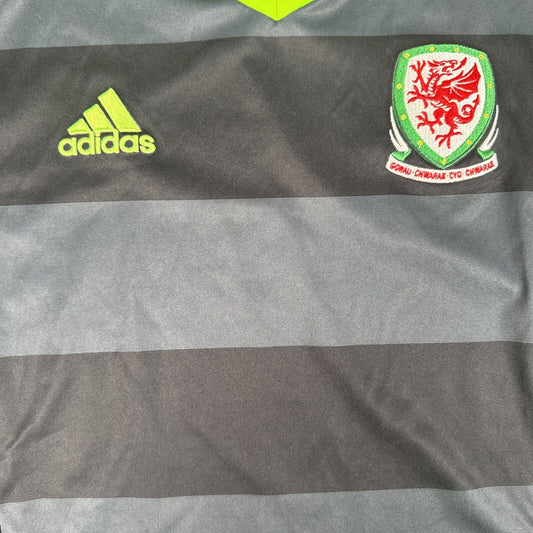 Wales 2016/2017/2018 Away Football Shirt  Men’s Small - Football Shirt Kingdom