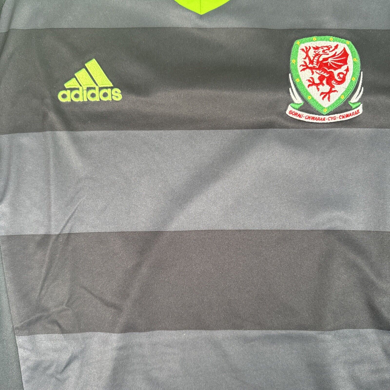 Wales 2016/2017/2018 Away Football Shirt  Men’s Medium - Football Shirt Kingdom
