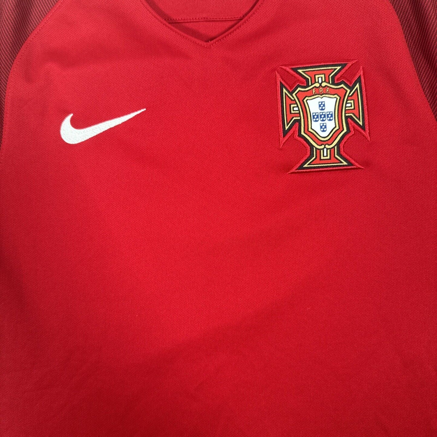 Portugal 2016/2017/2018 Home Football Shirt   Small - Football Shirt Kingdom