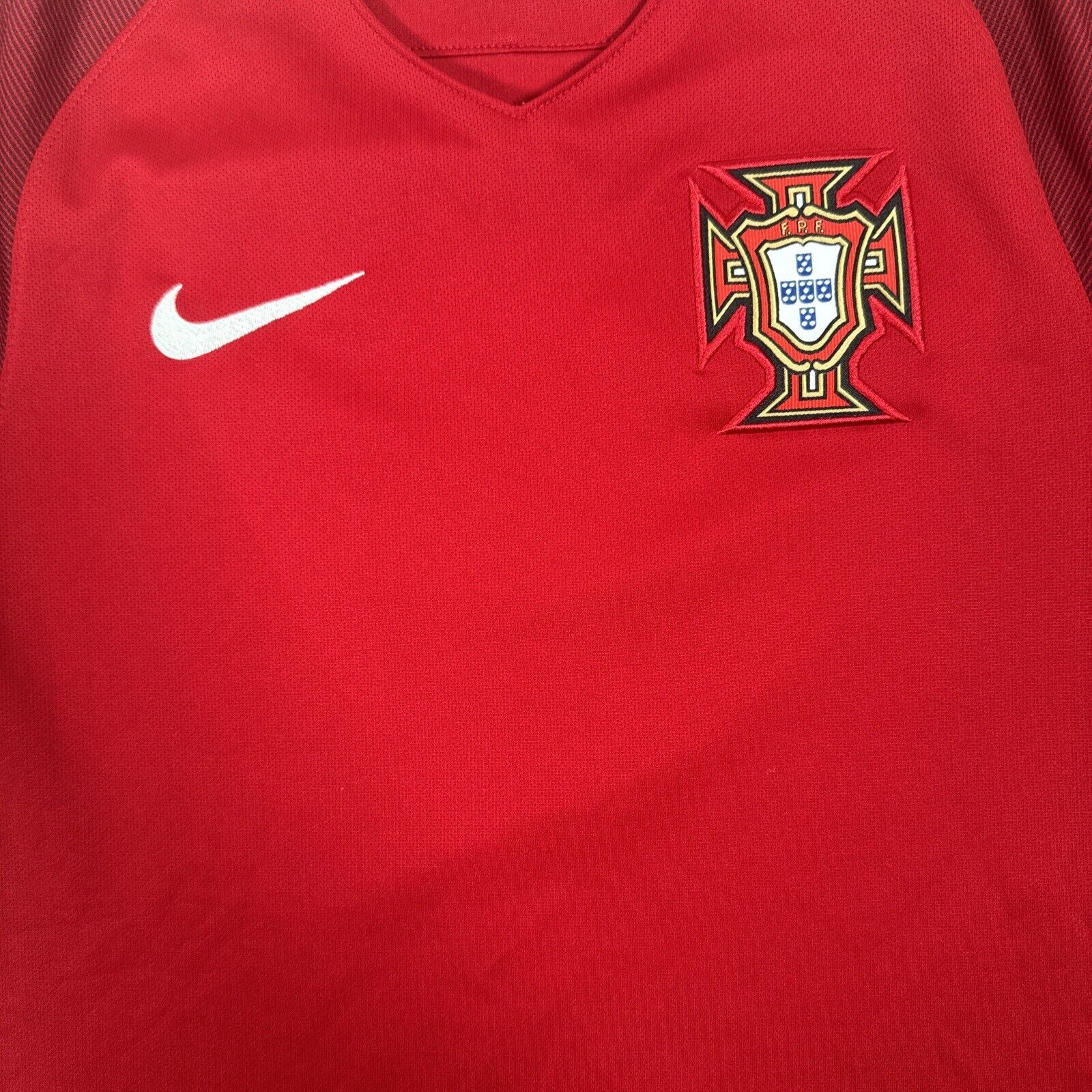 Portugal 2016/2017/2018 Home Football Shirt   Small - Football Shirt Kingdom