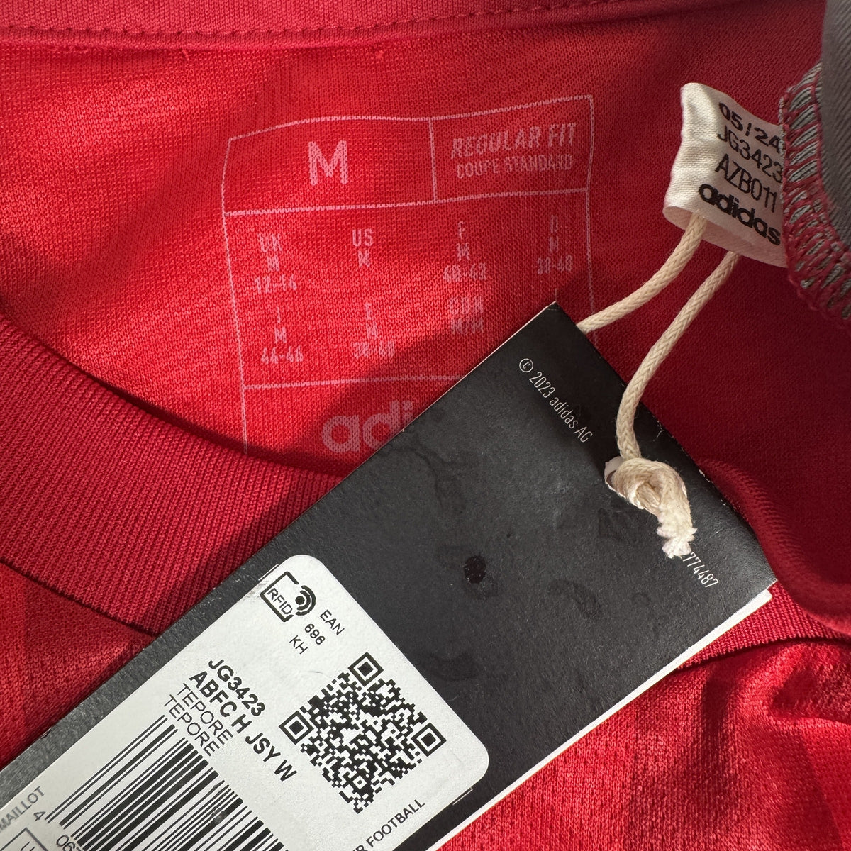 Size label inside Aberdeen 2024/2025 home football shirt, size Medium