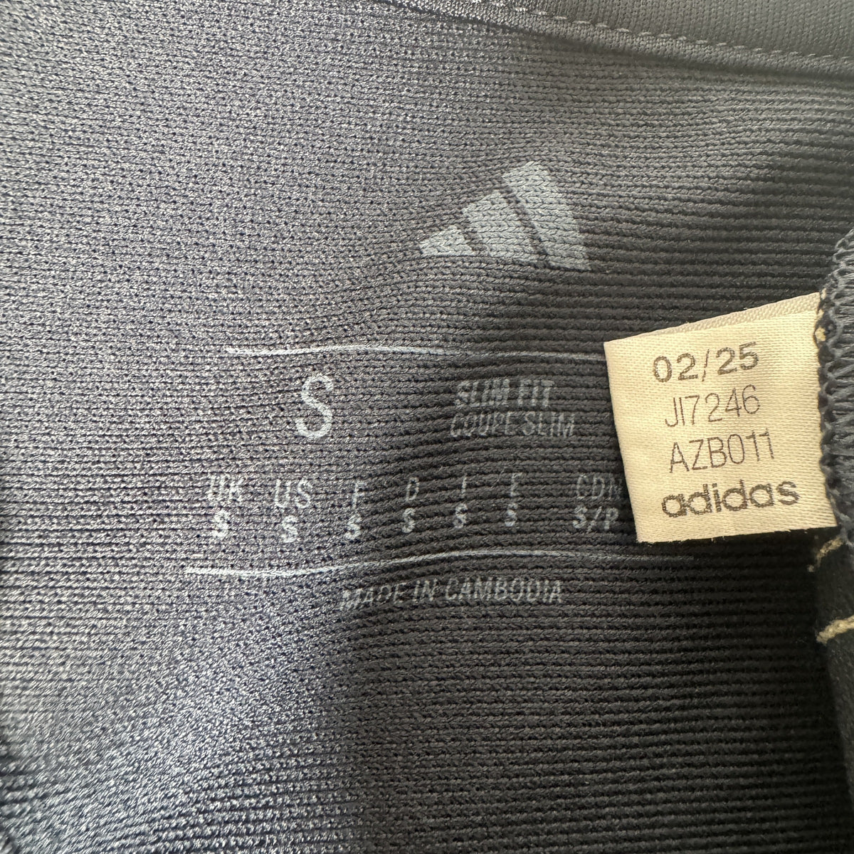 Size label inside Aberdeen 2025/2026 away football shirt, size Small