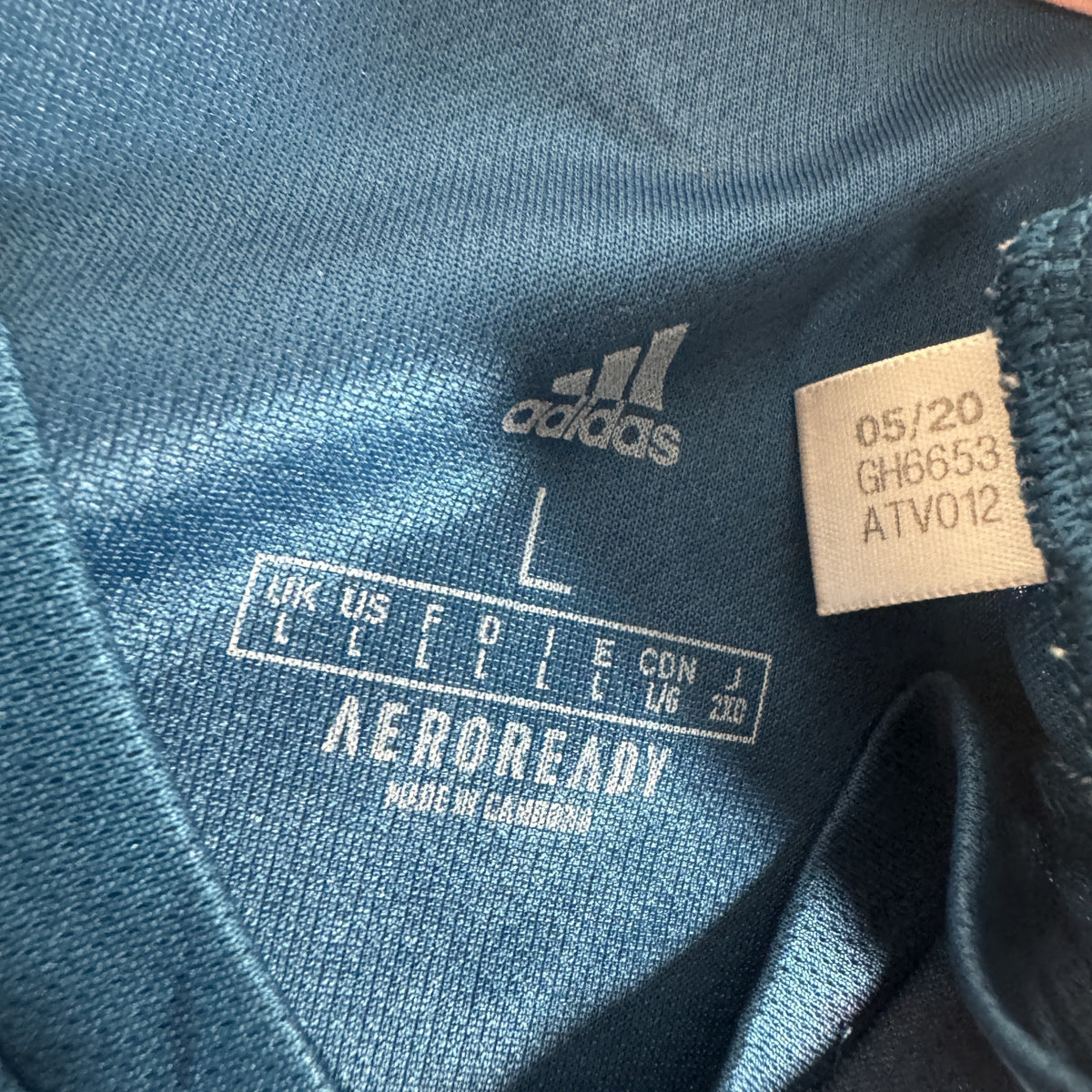 Size label inside Arsenal 2020/2021 third football shirt, size Large