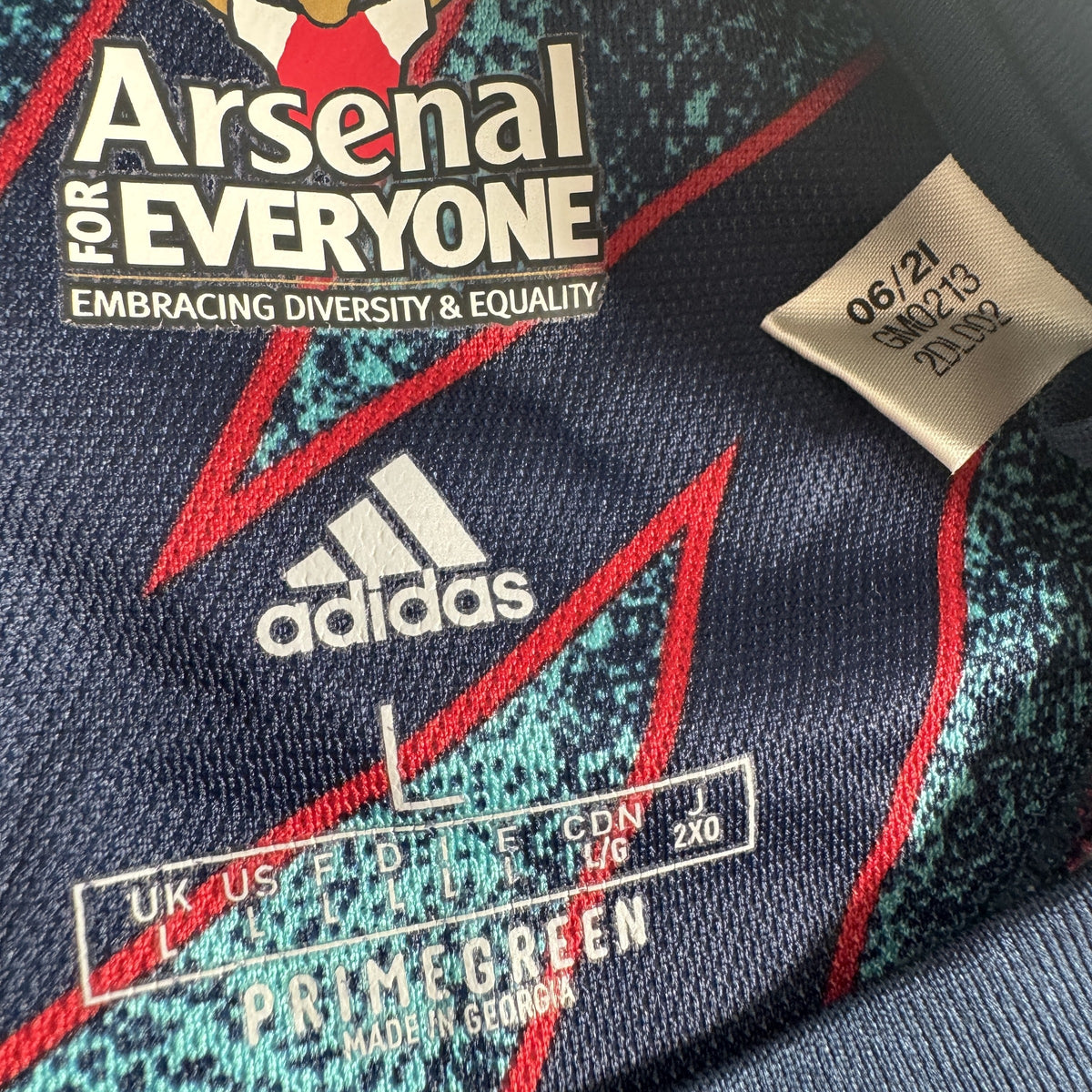Size label inside Arsenal 2021/2022 third football shirt, size Large