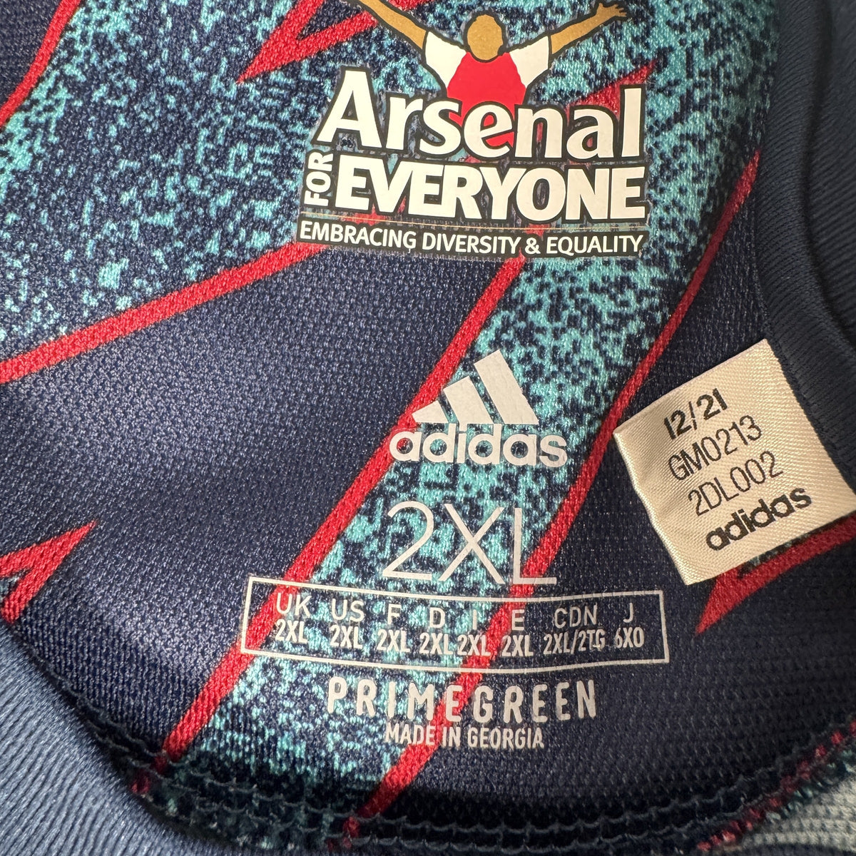 Size label inside Arsenal 2021/2022 third football shirt, size XXL