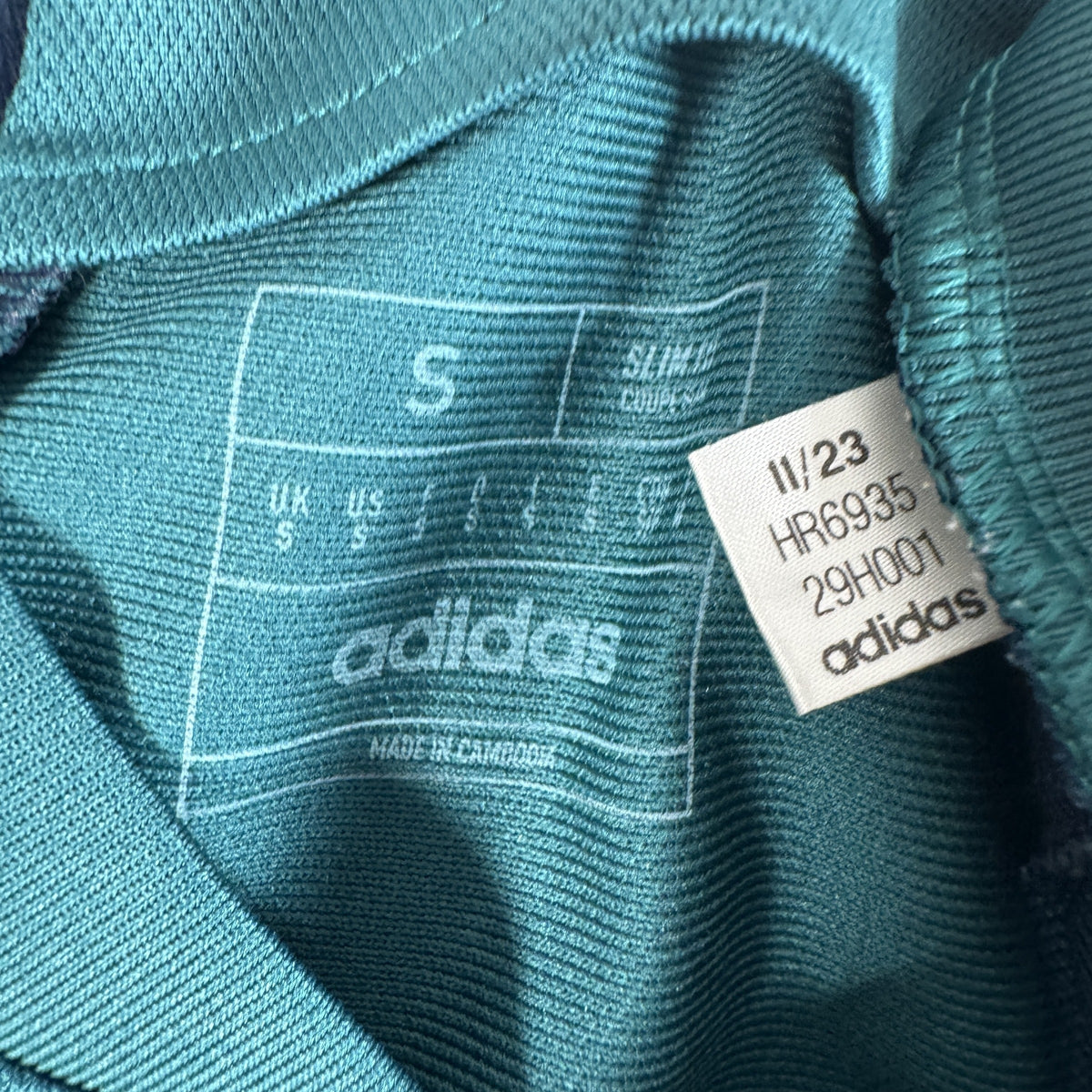 Size label inside Arsenal 2023/2024 third football shirt, size Small
