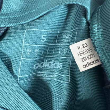 Size label inside Arsenal 2023/2024 third football shirt, size Small