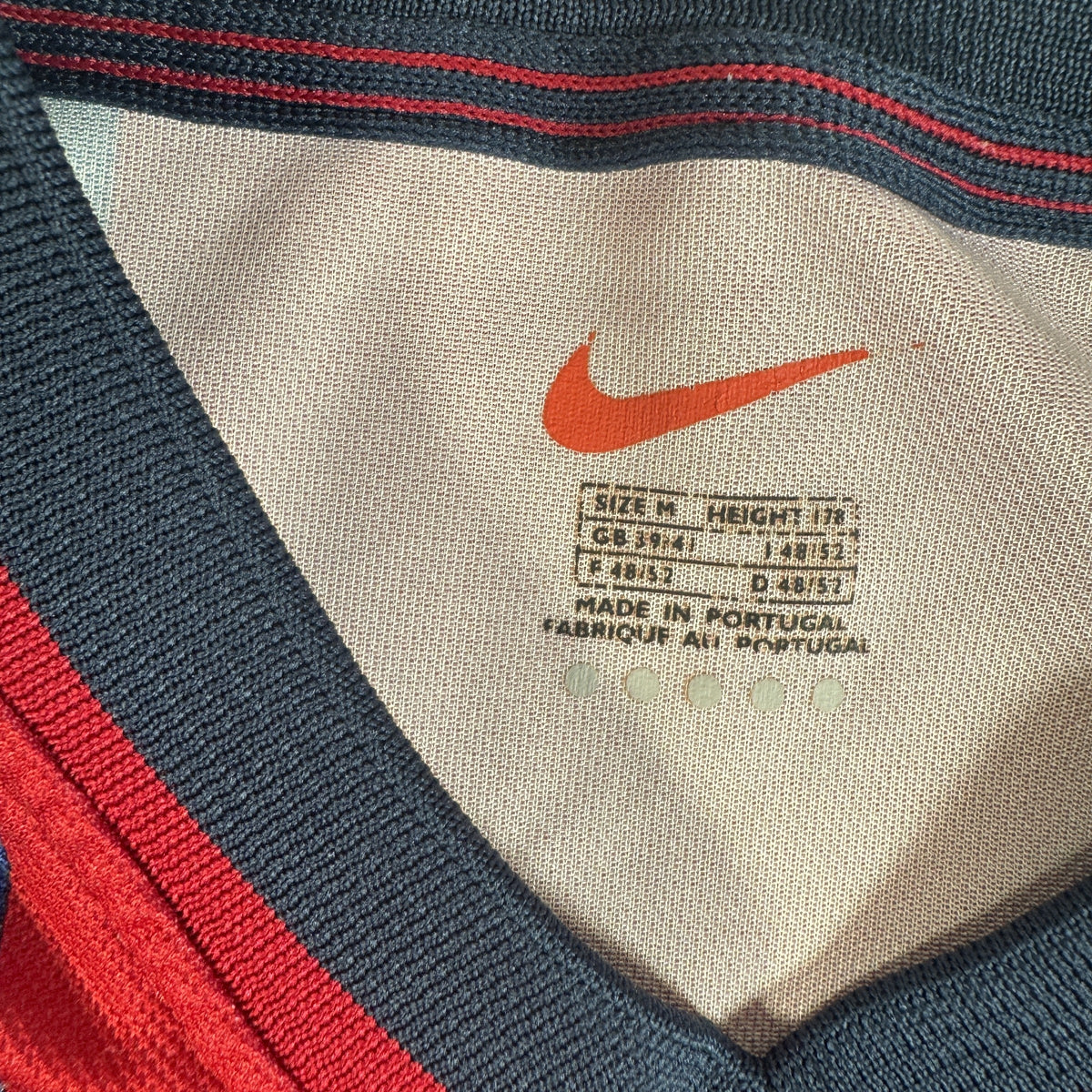 Size label inside Barcelona 1998/1999 home football shirt, size Medium