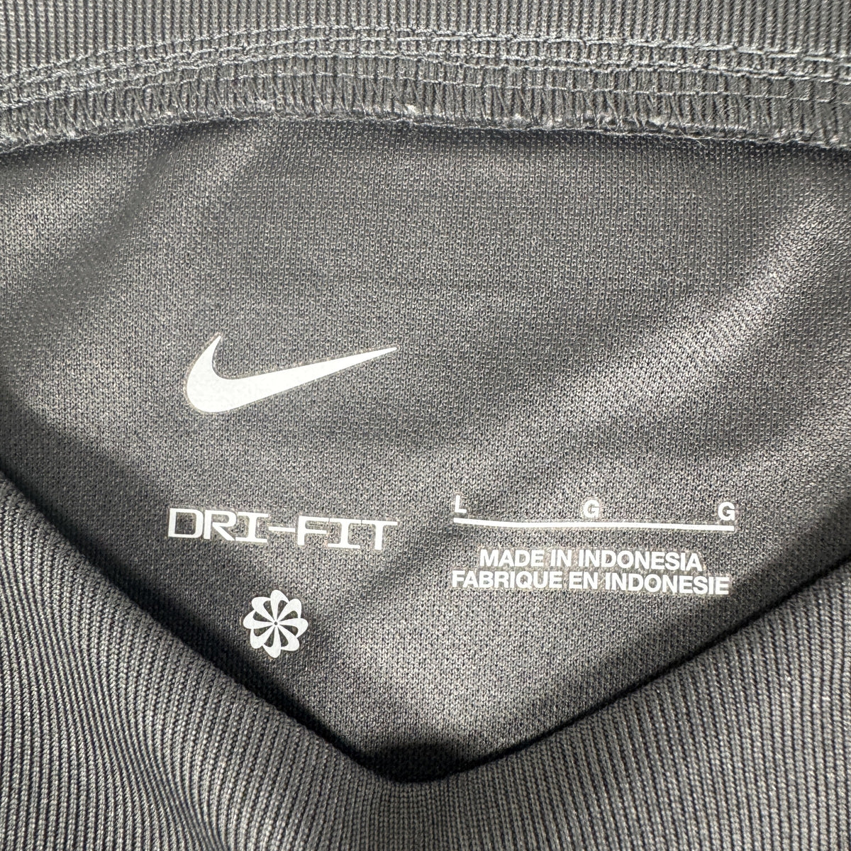 Size label inside Barcelona 2023/2024 goalkeeper football shirt, size Large