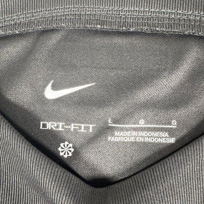 Size label inside Barcelona 2023/2024 goalkeeper football shirt, size Large