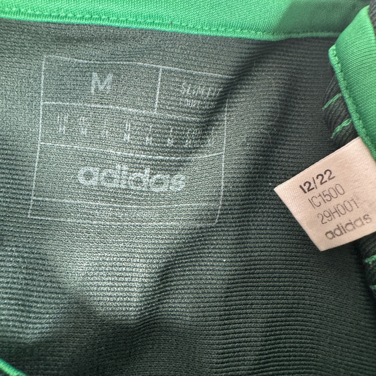Size label inside Celtic 2022/2023 fourth football shirt, size Medium