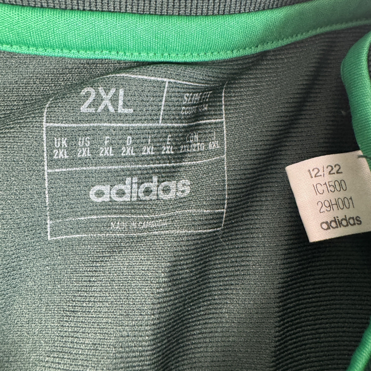 Size label inside Celtic 2022/2023 fourth football shirt, size XXL