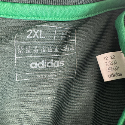 Size label inside Celtic 2022/2023 fourth football shirt, size XXL