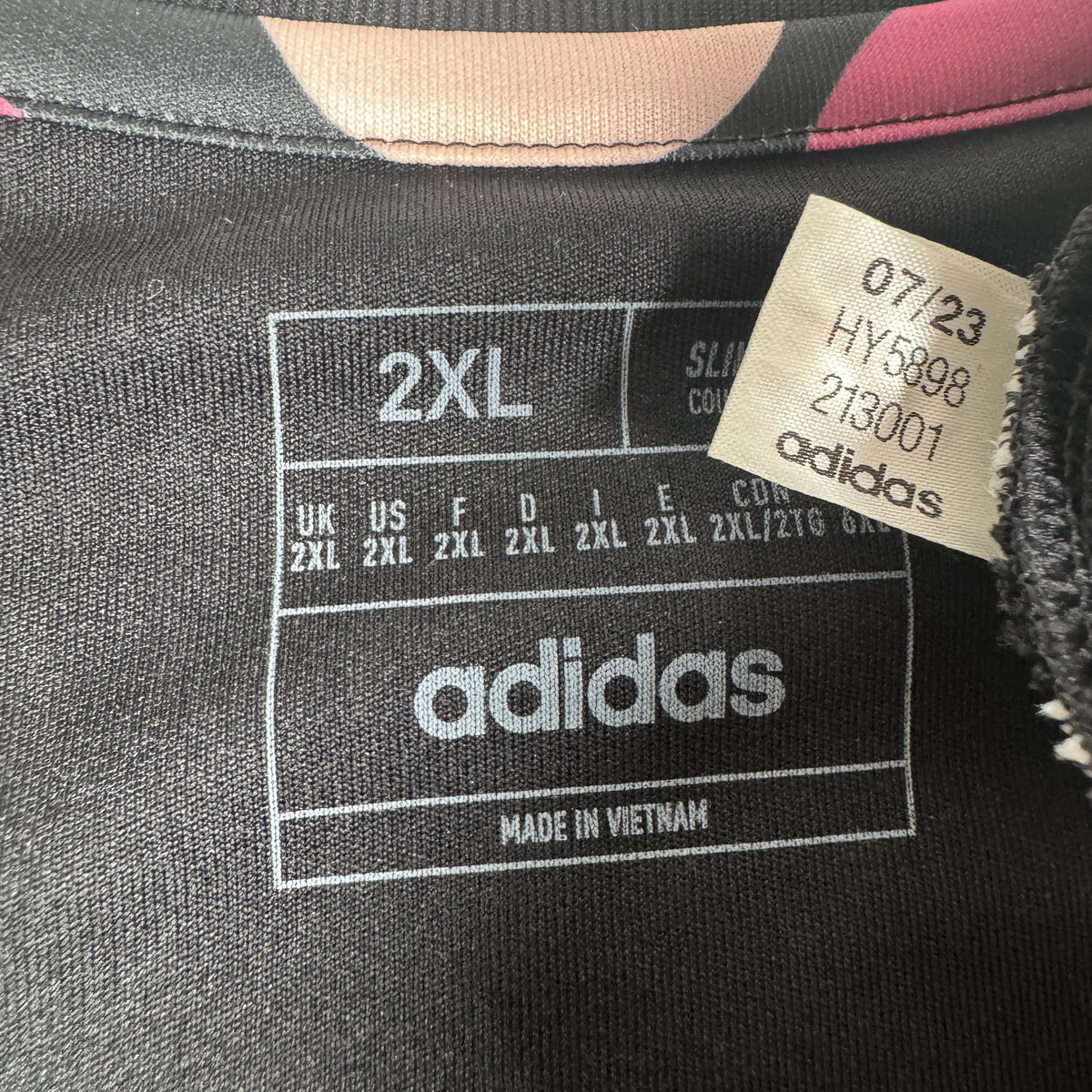 Size label inside Celtic 2023/2024 leisure football shirt, size XXL