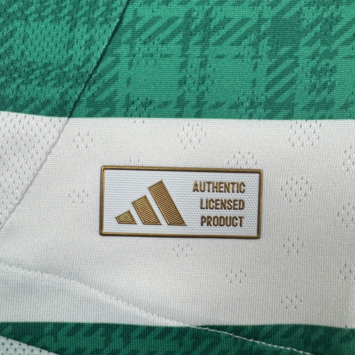 Celtic 2025/2026 home football shirt, size Large