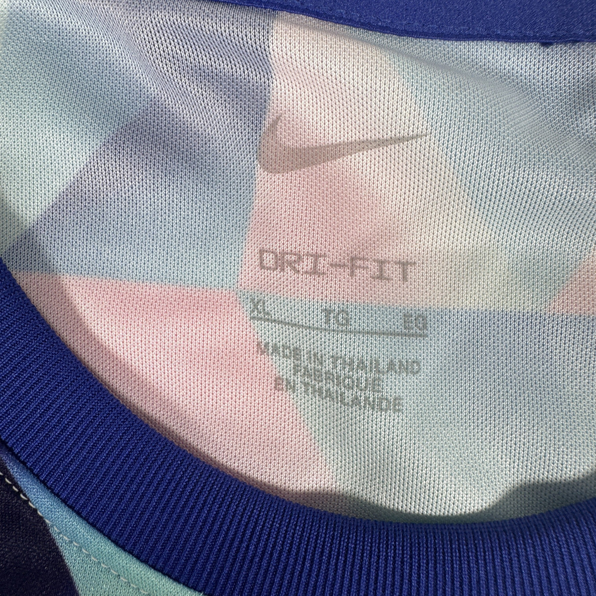 Size label inside England 2022/2023/2024 training football shirt, size XL