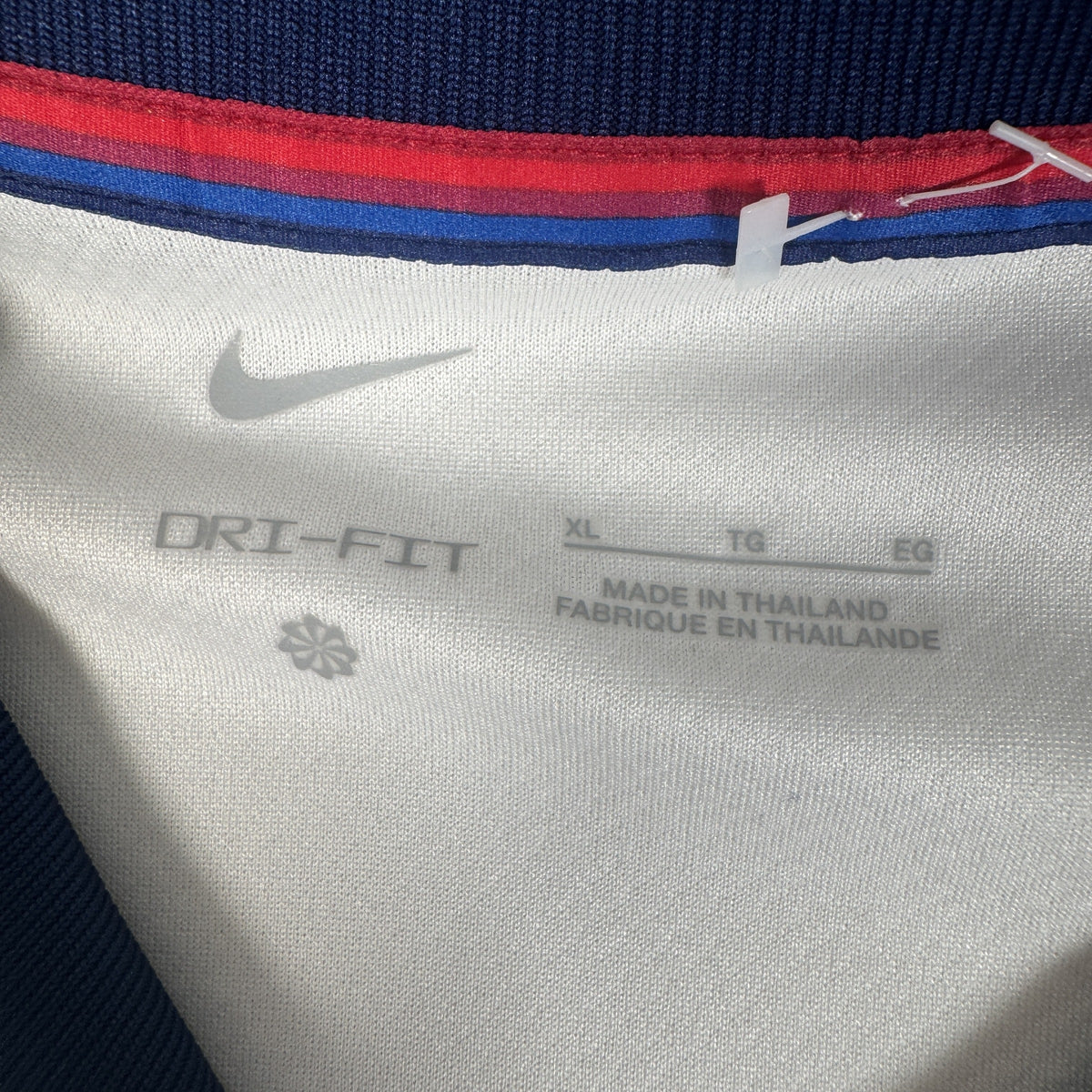 Size label inside England 2024/2025/2026 home football shirt, size XL