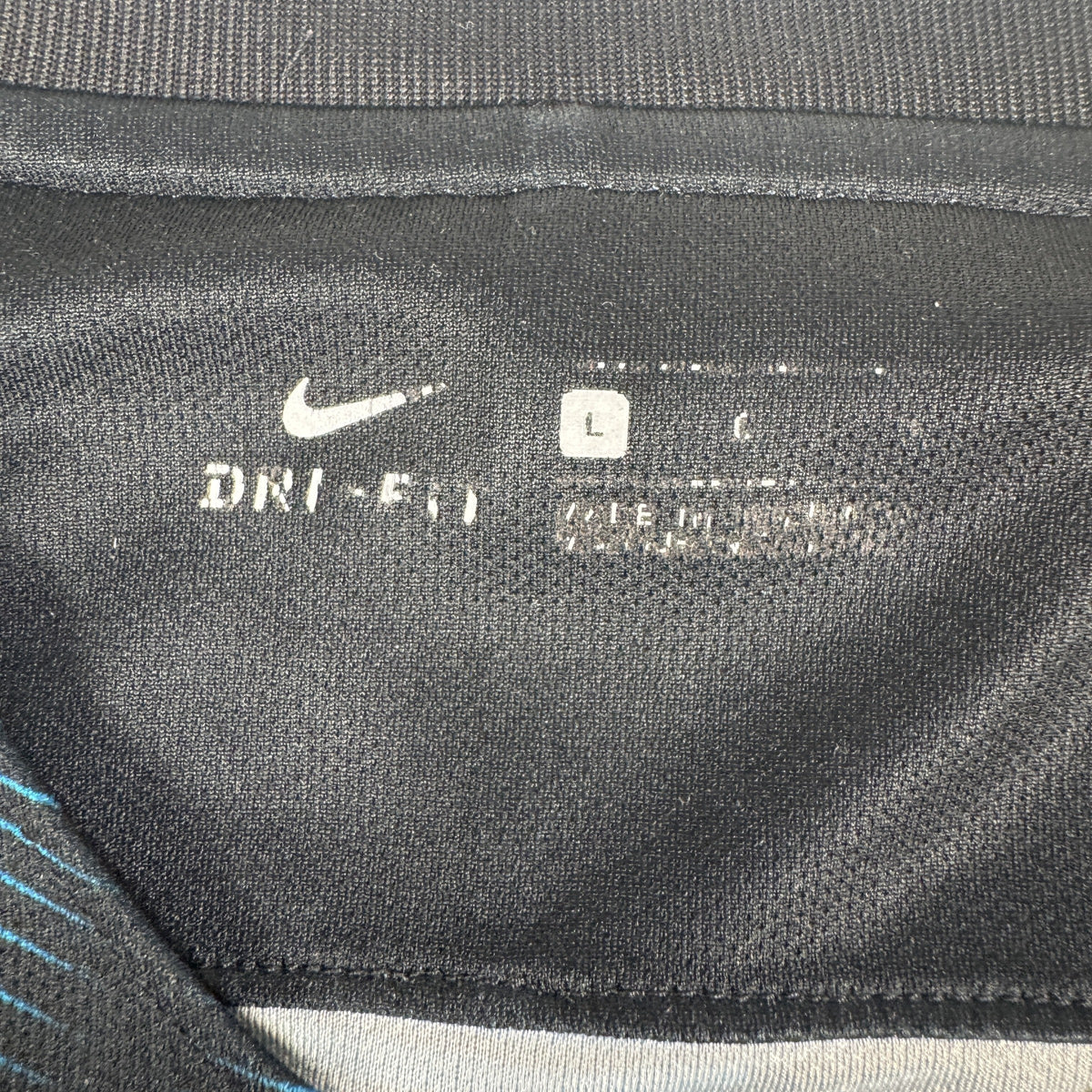 Size label inside Inter Milan 2016/2017 home football shirt, size Large