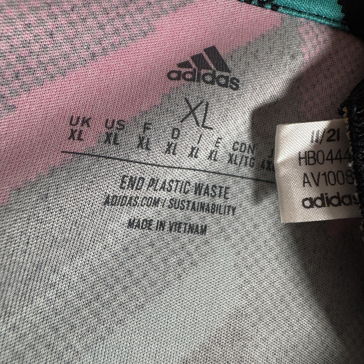 Size label inside Juventus 2021/2022 training football shirt, size XL