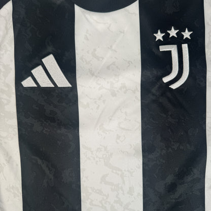 Juventus 2024/2025 Home Football Shirt Medium — front close-up