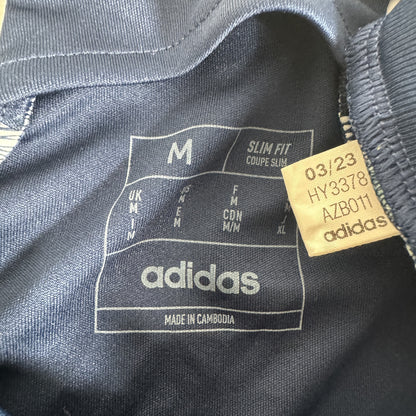Size label inside Leeds United 2023/2024 away football shirt, size Medium