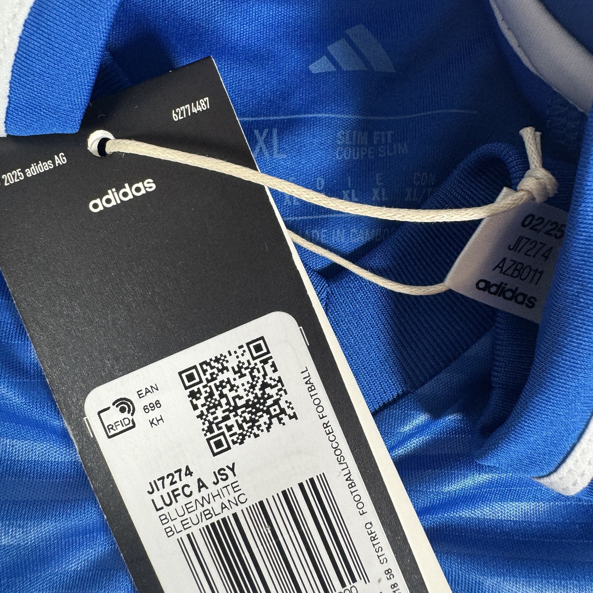 Size label inside Leeds United 2025/2026 away football shirt, size XL