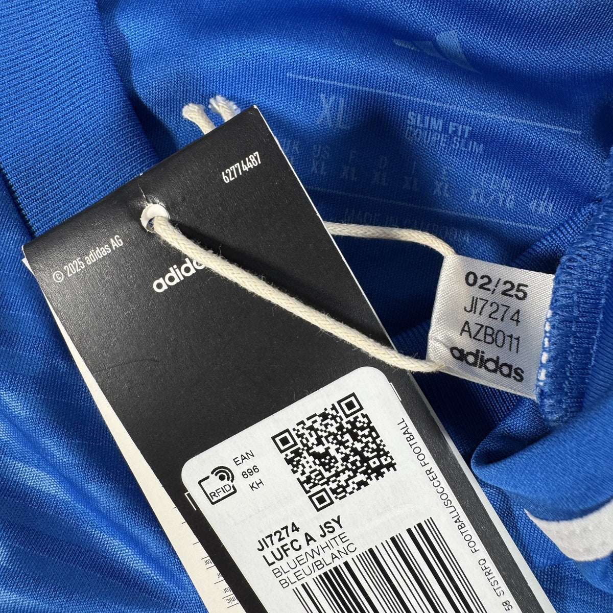 Size label inside Leeds United 2025/2026 away football shirt, size XL