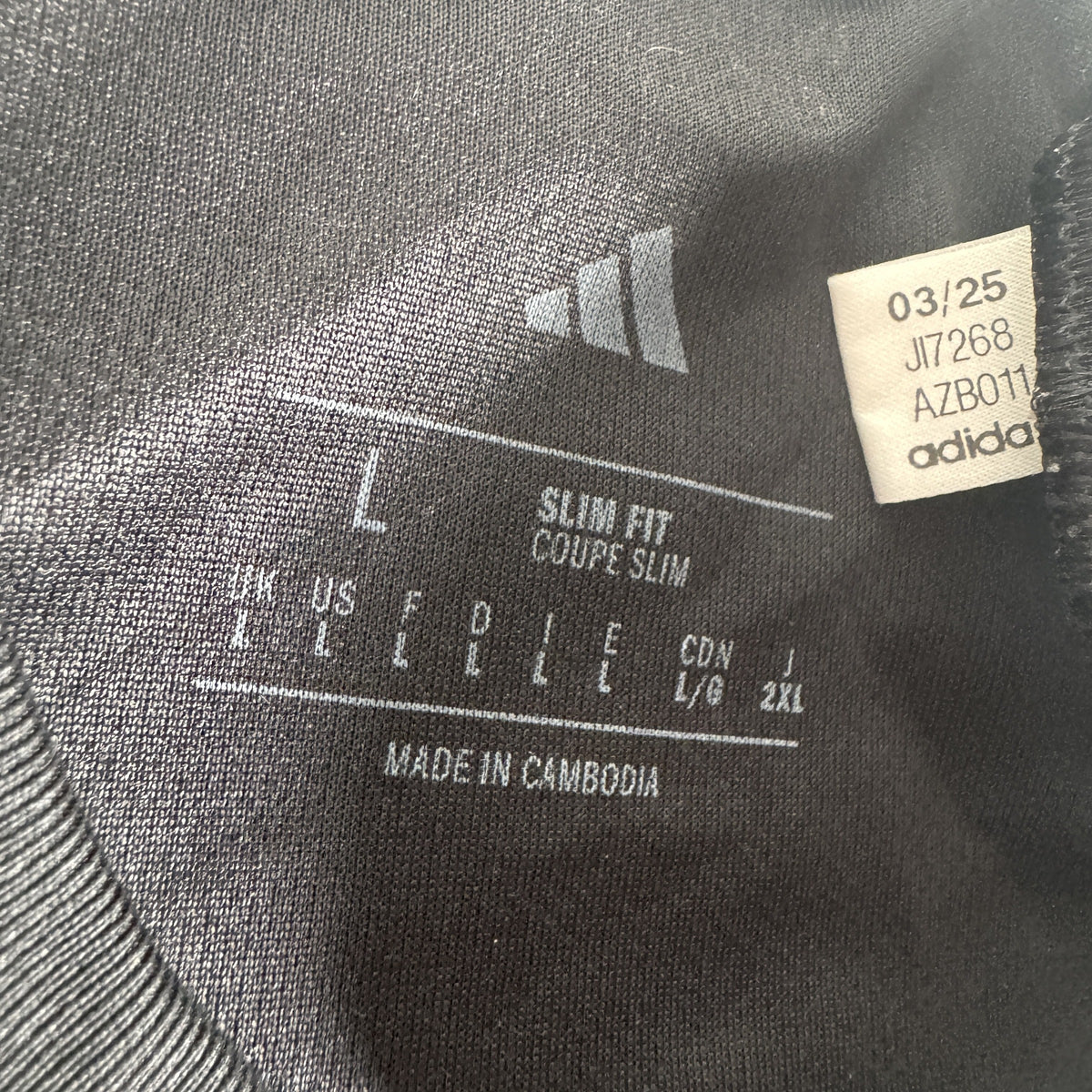 Size label inside Leeds United 2025/2026 third football shirt, size Large