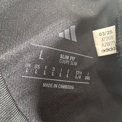 Size label inside Leeds United 2025/2026 third football shirt, size Large