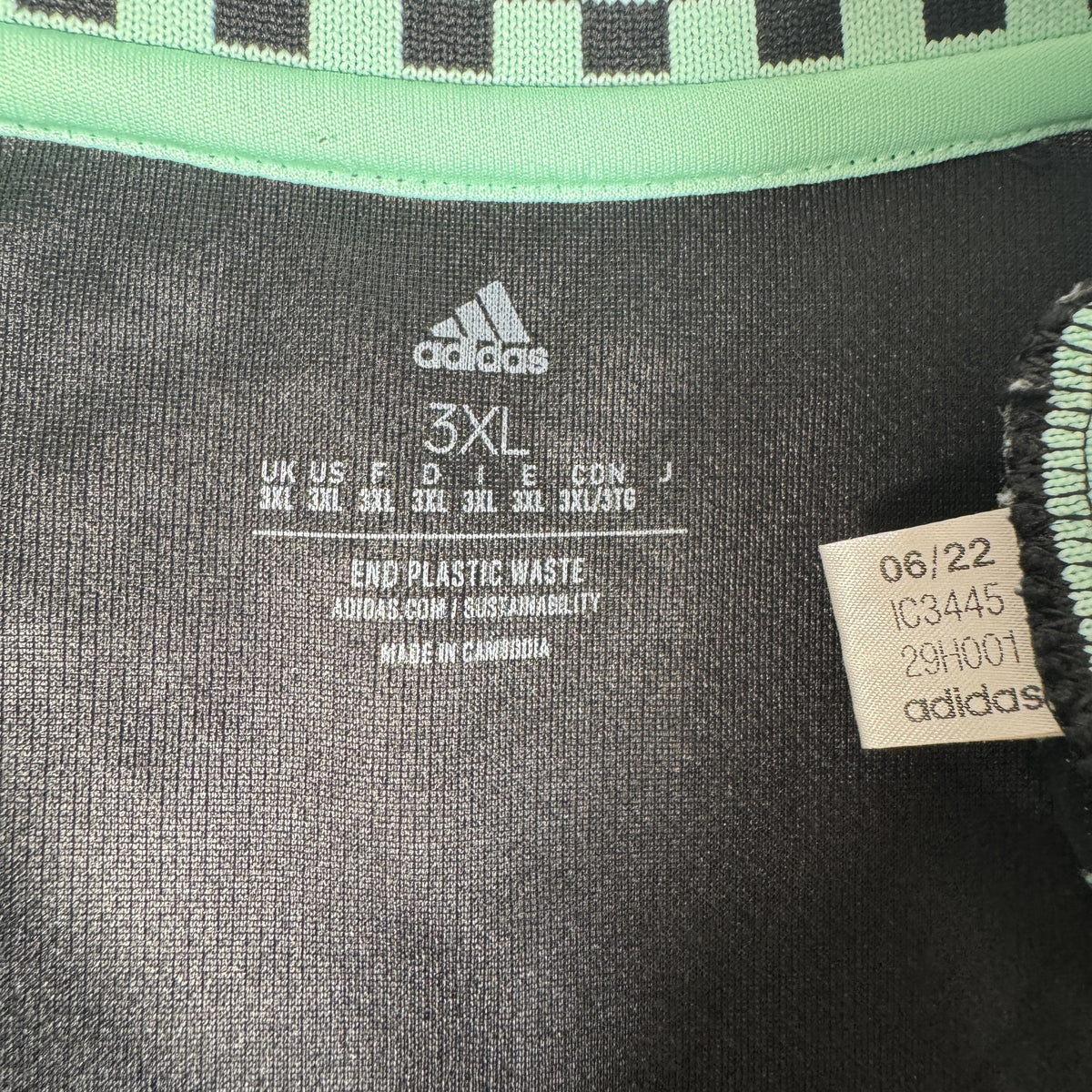 Size label inside Leicester City 2022/2023 away football shirt, size 3XL