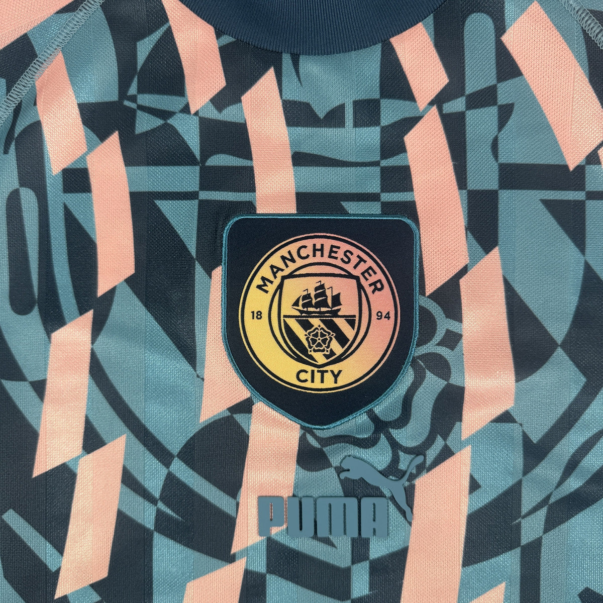 Close-up of Manchester City 2024/2025 leisure football shirt, size Medium