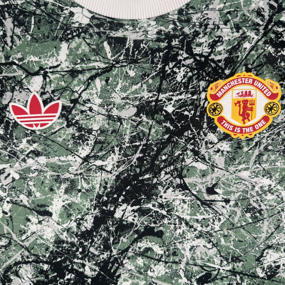 Close-up of Manchester United 2023/2024 leisure football shirt, size Medium