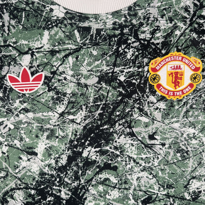 Close-up of Manchester United 2023/2024 leisure football shirt, size Medium