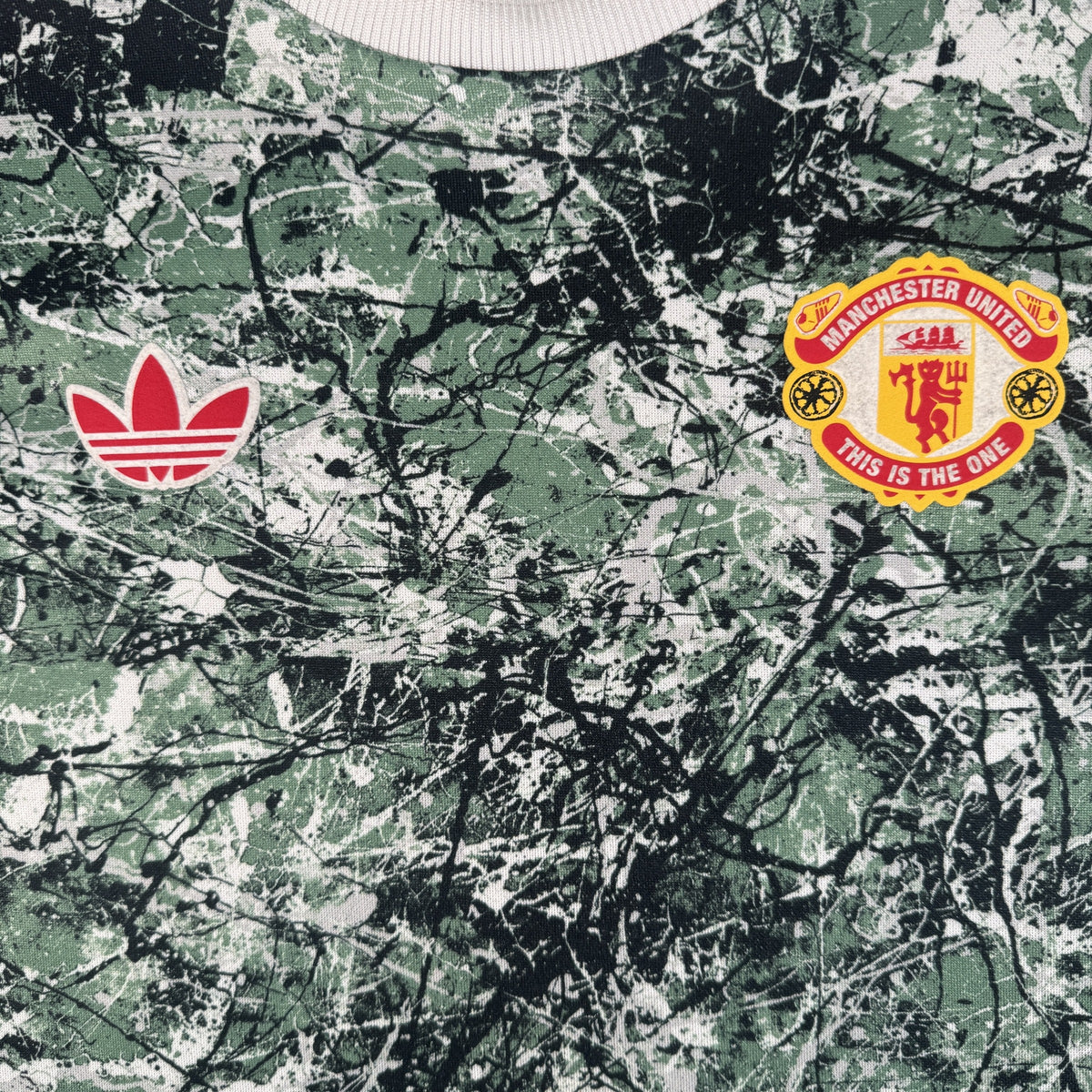Close-up of Manchester United 2023/2024 leisure football shirt, size Medium