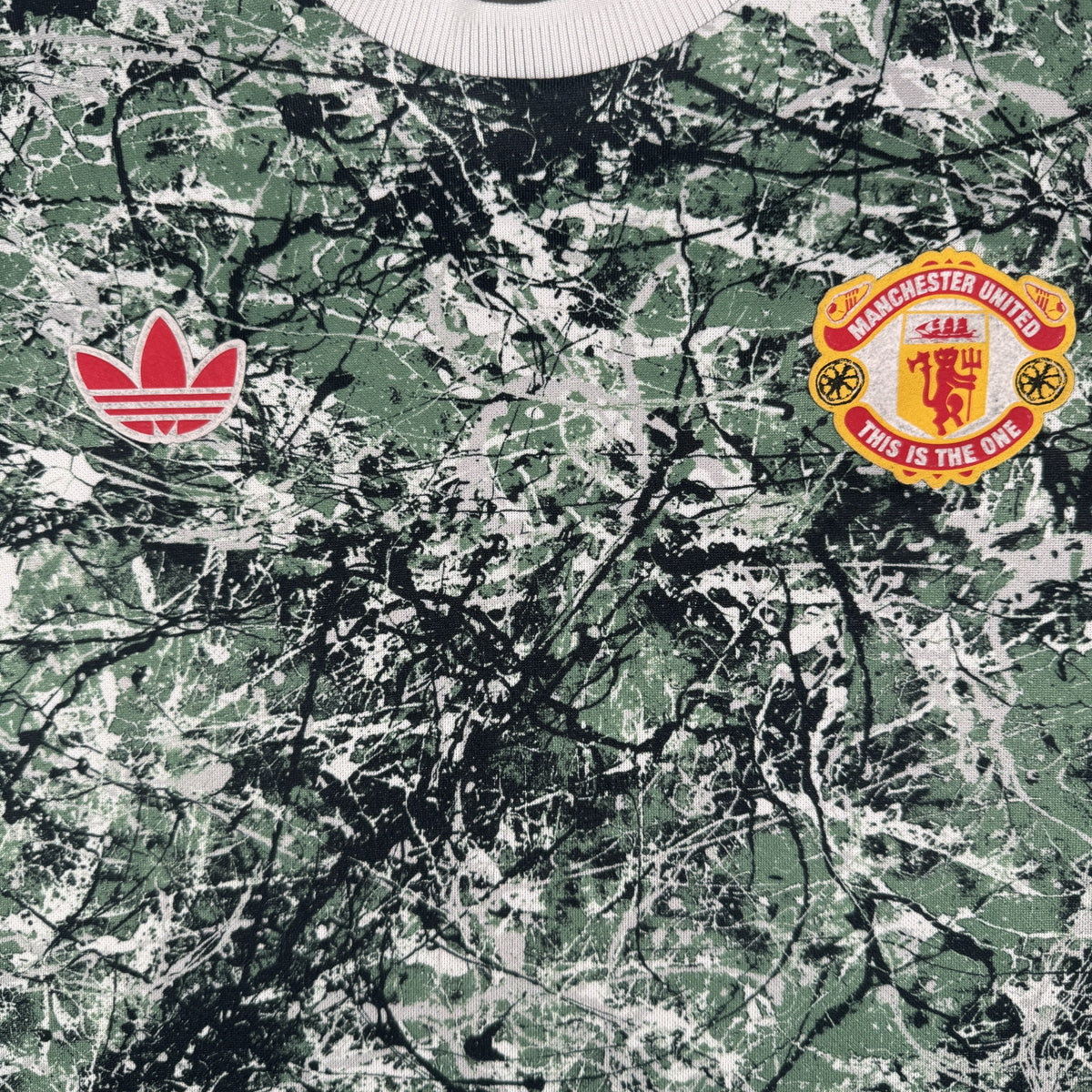 Close-up of Manchester United 2023/2024 leisure football shirt, size XL