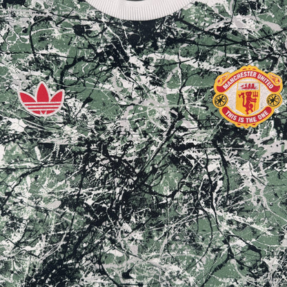 Close-up of Manchester United 2023/2024 leisure football shirt, size XL