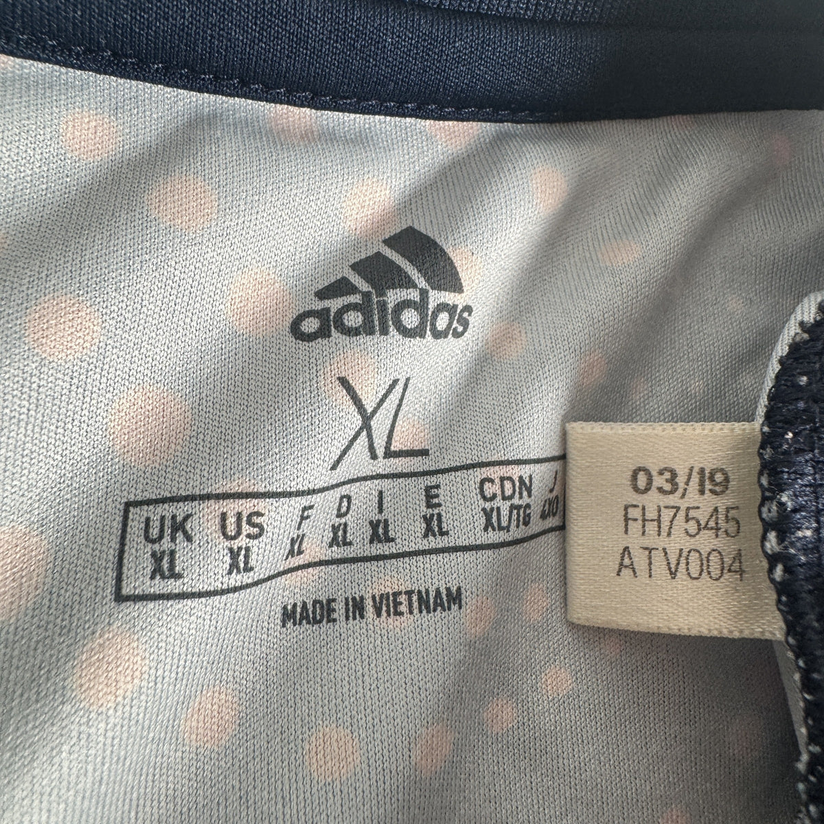 Size label inside New York Red Bulls 2019/2020 training football shirt, size XL