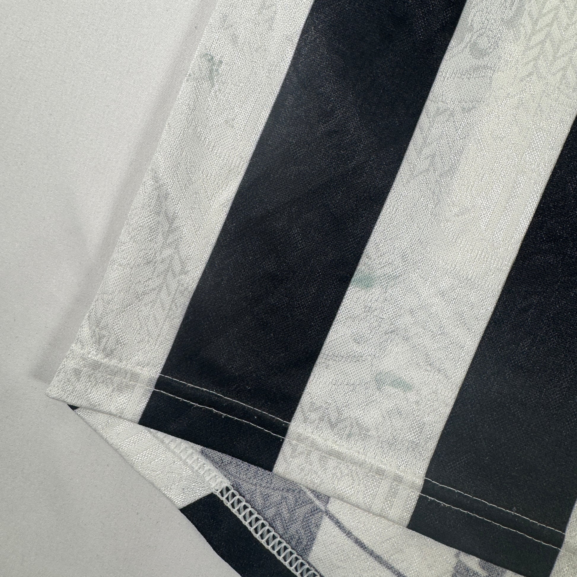 Newcastle United 1997/1998/1999 Home Football Shirt Small – Football Shirt Kingdom