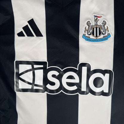 Newcastle United 2024/2025 Home Football Shirt Large — front close-up