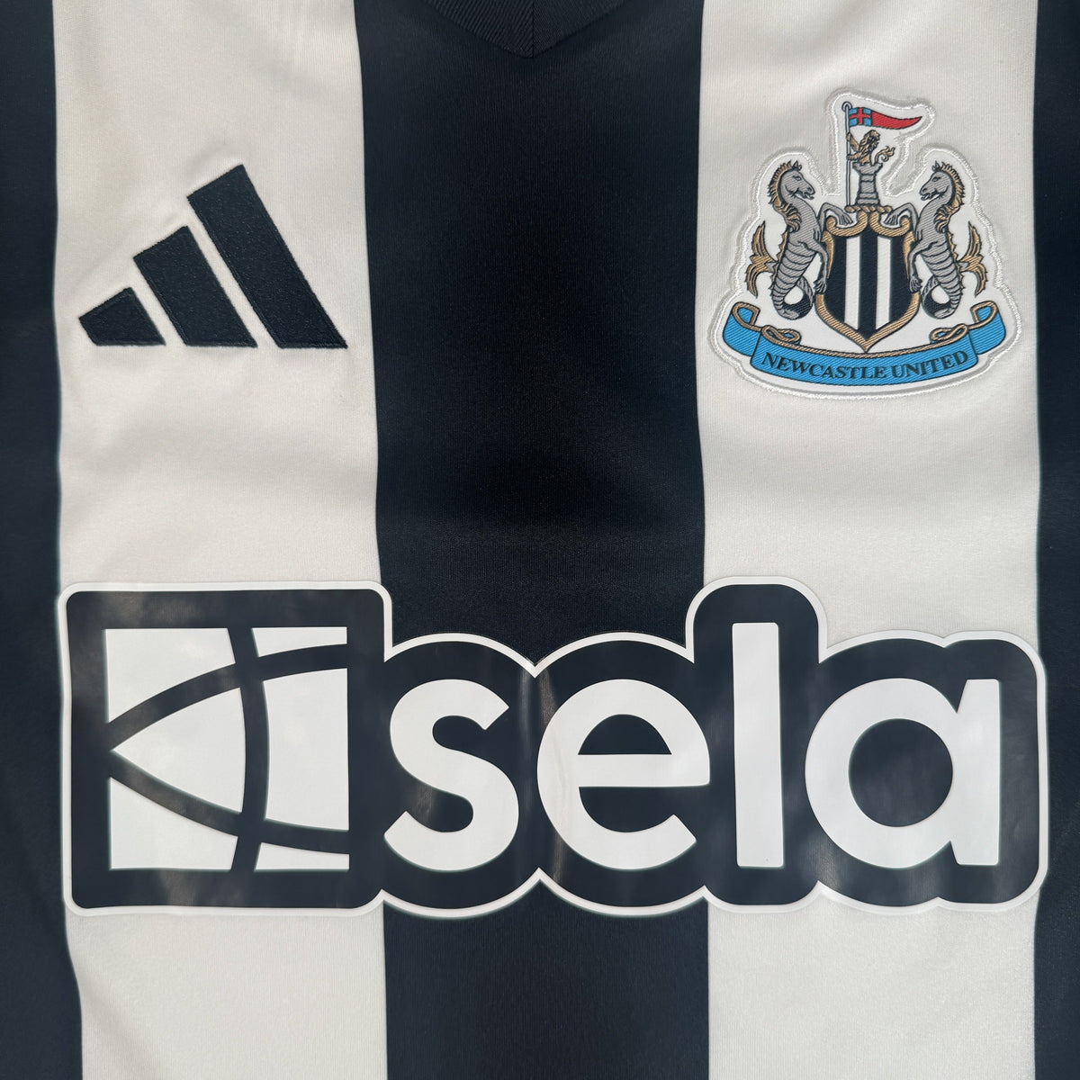 Newcastle United 2024/2025 Home Football Shirt Medium — front close-up