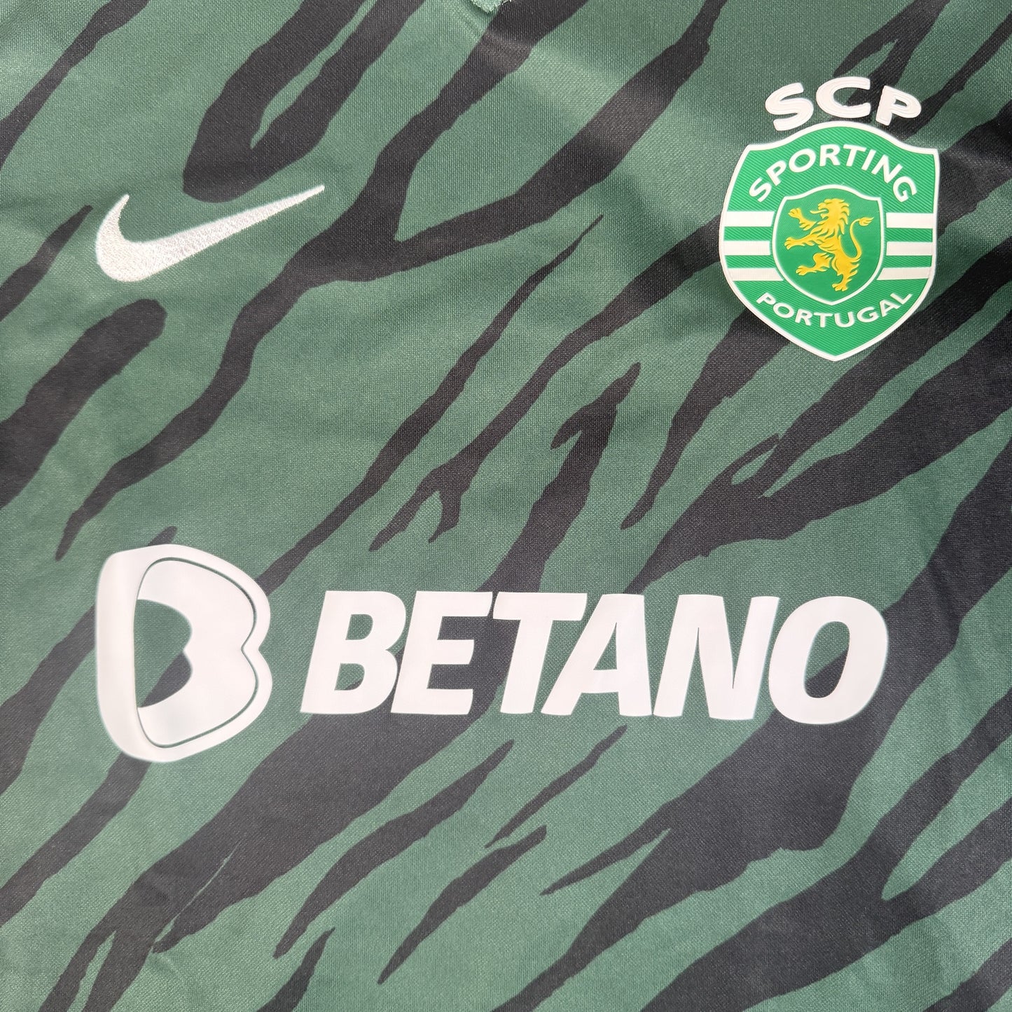 Sporting CP 2021/2022 Third Football Shirt Large