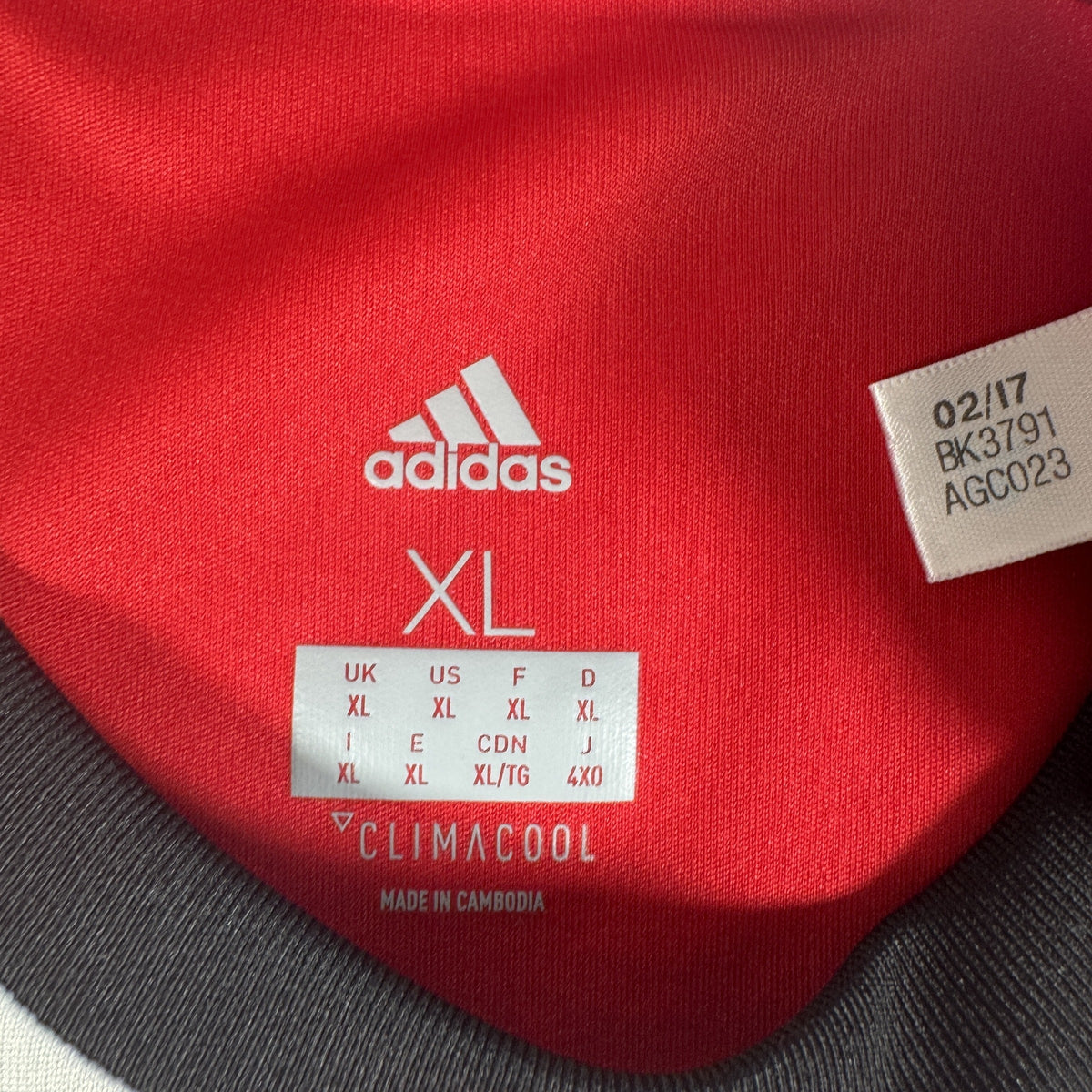 Size label inside Sunderland 2017/2018 home football shirt, size XL