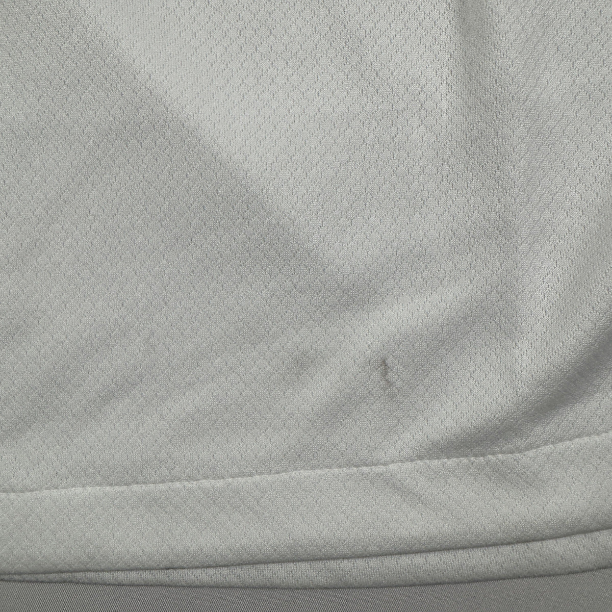 Size label inside Tottenham Hotspur 2022/2023 home football shirt, size Medium