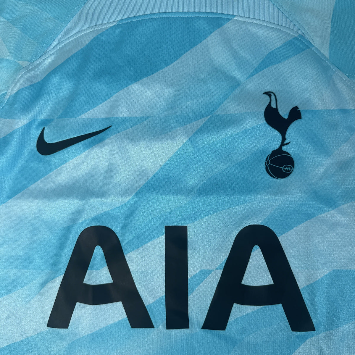 Close-up of Tottenham Hotspur 2023/2024 goalkeeper football shirt, size Medium