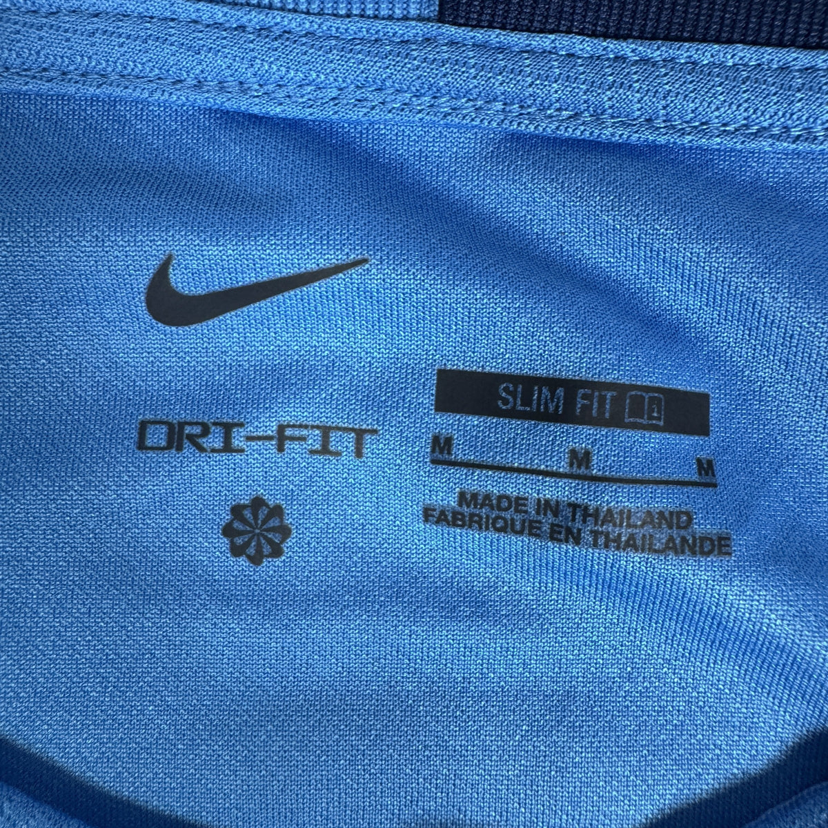 Size label inside Tottenham Hotspur 2025/2026 training football shirt, size Medium