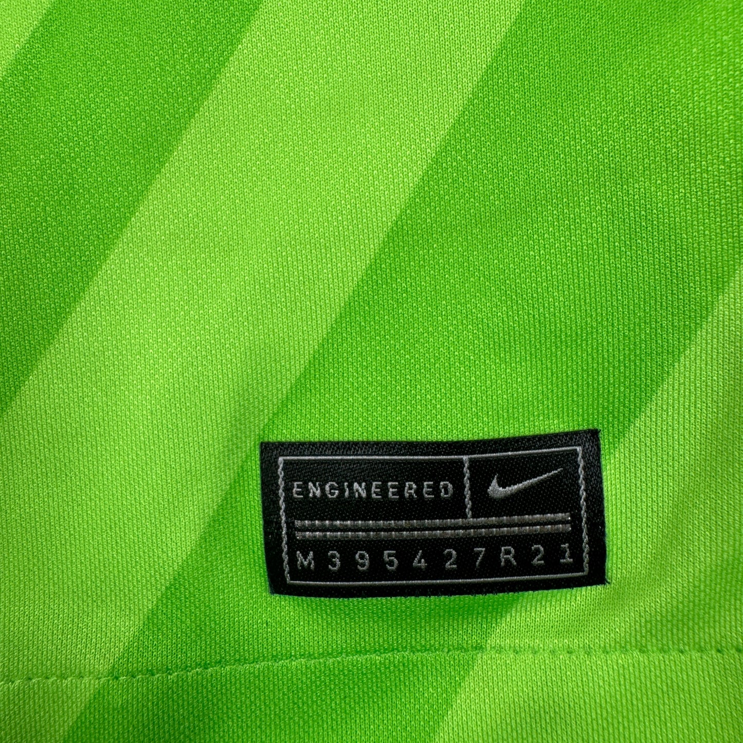 VfL Wolfsburg 2021/2022 Home Football Shirt Small – Football Shirt Kingdom